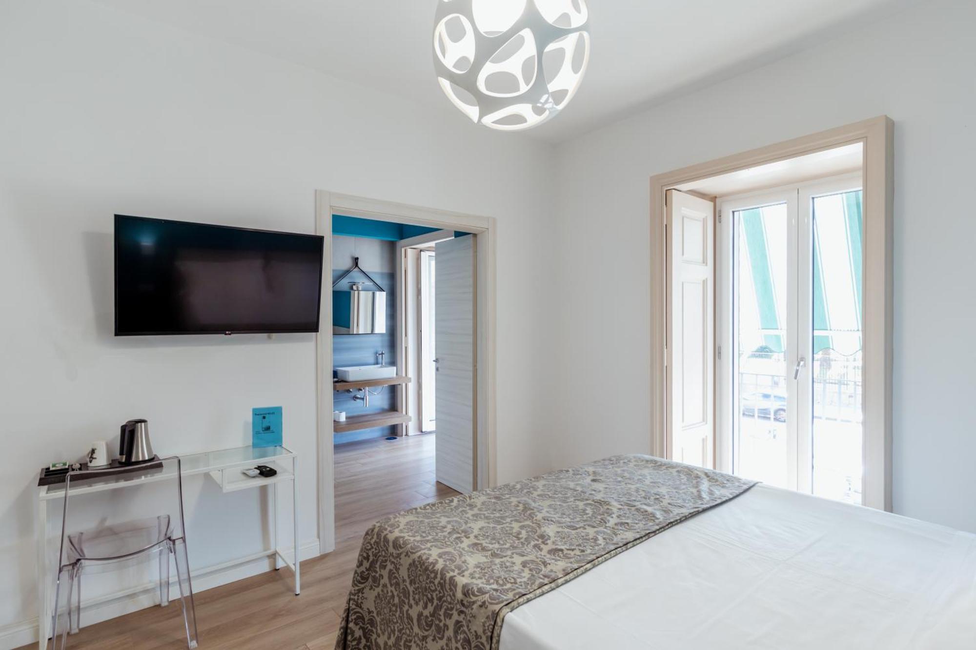 Habitación con cama grande y vistas al mar
